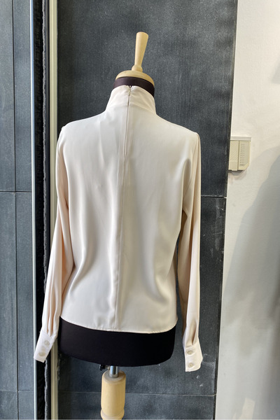 PERA MODA Κομψό πουκάμισο-μπλούζα με λεπτομέρεια από χρυσή καρφίτσα