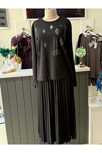 MODABERİLBUTİKK Taş Detaylı Siyah Bluz ve Piliseli Etek Tesettür Takım