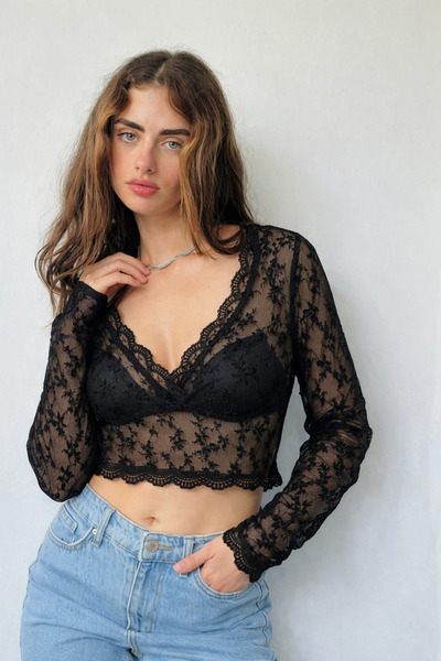 BEGBOR COLLECTİONS بلوزة سوداء دانتيل شفاف برقبة على شكل حرف V بقصة قصيرة