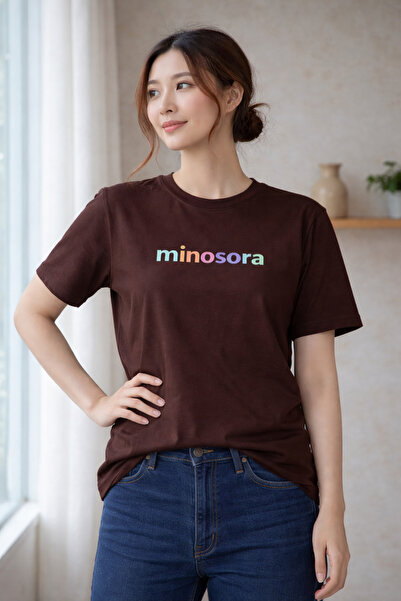 MİNOSORA تي شيرت كاريوكا تفاصيل درزات مكتوب عليه نصًا كبير الحجم