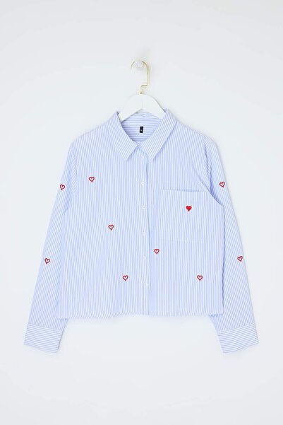 Trendyol Curve Mehrfarbig gestreiftes, rot herzgesticktes, gewebtes Hemd in Ü...