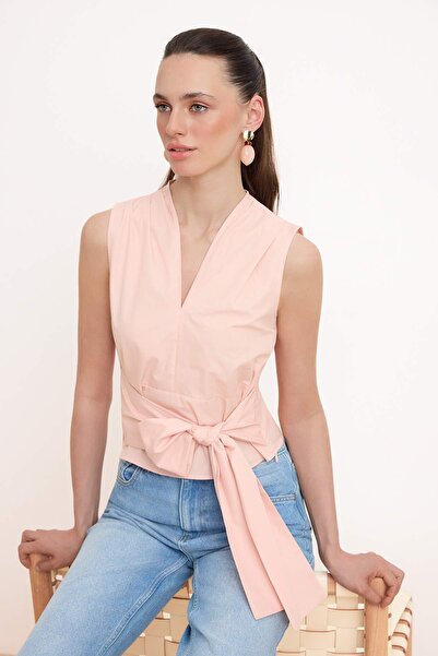 ترينديول كوليكشن بلوزة بتفاصيل ربطة عنق على شكل سمكة السلمون وياقة على شكل حر...