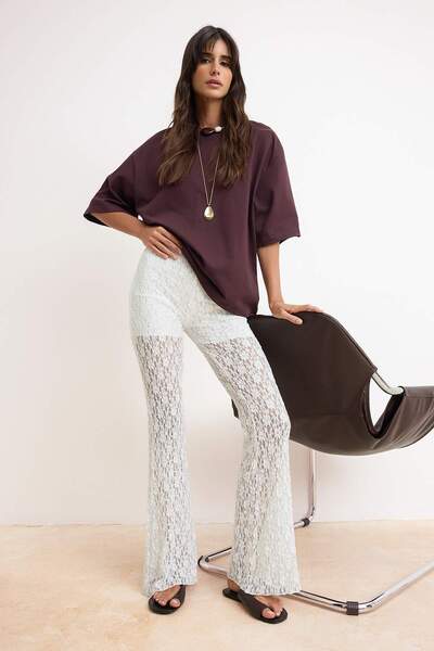 Trendyol Kollektion Ecru Flare/Spanish-Cut-Hose mit Knöpfen und hoher Taille ...