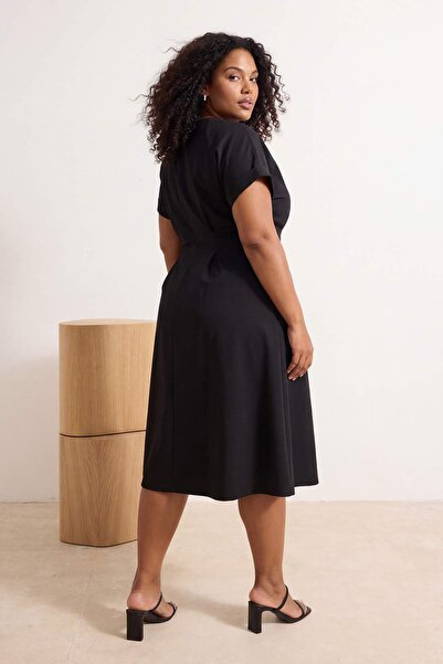 Trendyol Curve Μαύρο Ανοίγει από τη μέση Midi Υφαντό Plus Size Πουκαμισοφόρεμ...