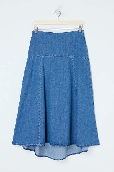 ترينديول كوليكشن تنورة دينيم متوسطة الطول بتفاصيل خياطة زرقاء TWOSS26ET00096