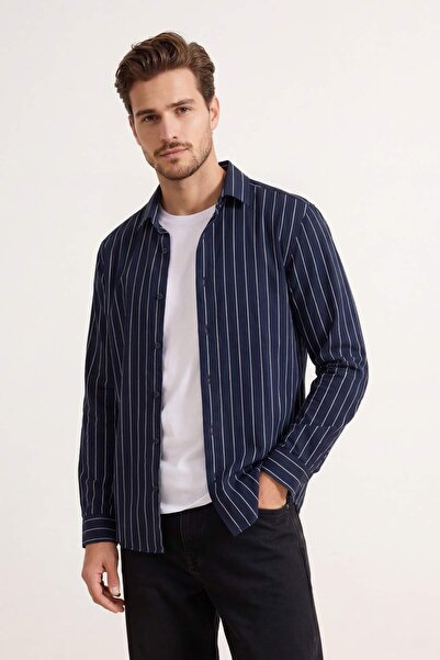 Trendyol Collection Marineblaues reguläres Herrenhemd TMNSS26GO00014