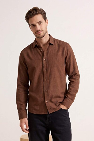 Trendyol Collection Braunes reguläres Herrenhemd TMNSS26GO00009