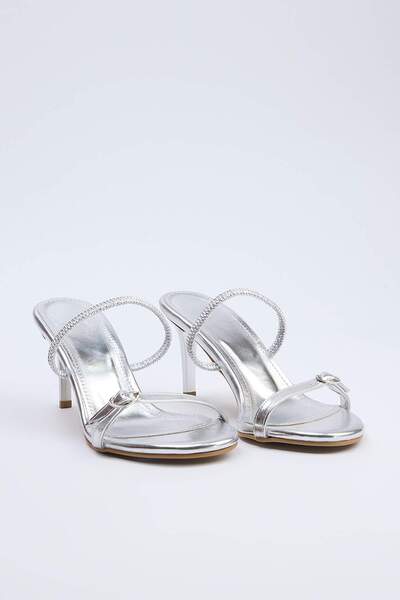 TRENDYOL SHOES Sandale cu toc subțire de 7 cm pentru femei, cu detaliu de cat...