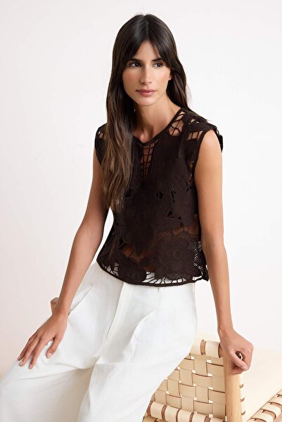 Trendyol Collection بلوزة رفيعة منسوجة بتفاصيل كروشيه على شكل زهرة بنية اللون...