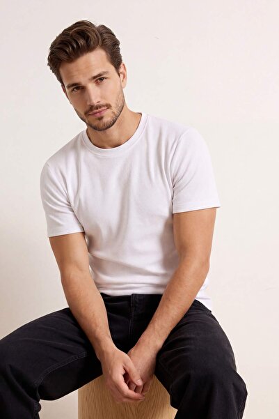 Trendyol Collection تي شيرت أساسي أبيض اللون ذو قصّة عادية/عادية ونسيج مزخرف ...