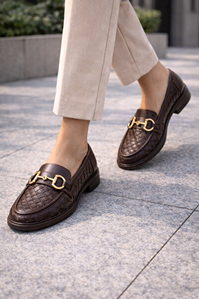 Noliva حذاء لوفر نسائي منسوج بنمط ذهبي ومشبك سلسلة ذهبية ونعل سميك