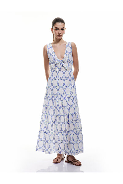 Koton Pamuklu Arkası Pencere Detaylı V Yaka Uzun Çiçekli Fistolu Brodeli Elbise