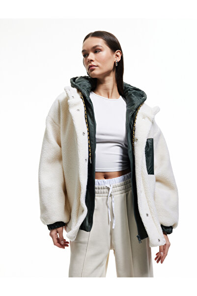 Koton Kapüşonlu Cepli Fermuarlı Oversize Astarlı Peluş Ceket