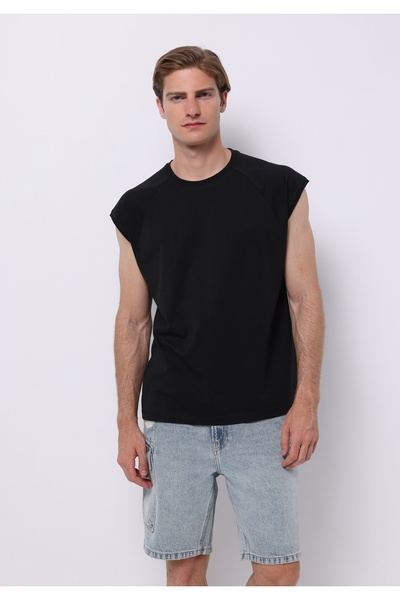 Colin's Boxy Fit Men's Black Undershirt