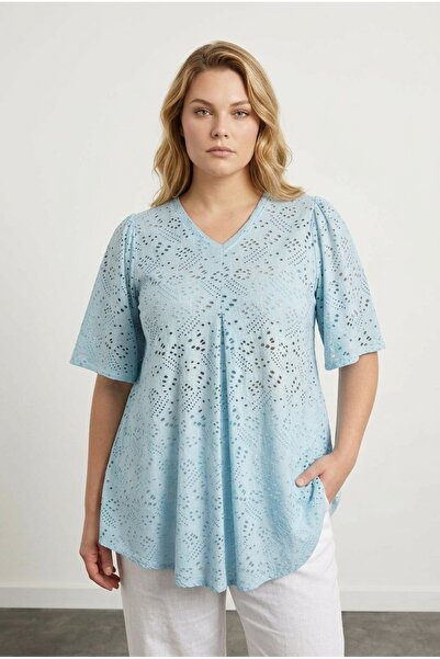 Stil Diva Bluza veće veličine sa V-izrezom, kratkim rukavima i čipkastim deta...