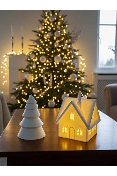 Home منزل الشتاء وشجرة الصنوبر ذات الطابع الاحتفالي لرأس السنة الجديدة