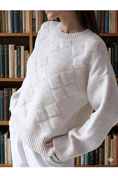 Butik Una Fiaba-Ecru Оверсайз дамски велосипеден пуловер с мека текстура и ба...