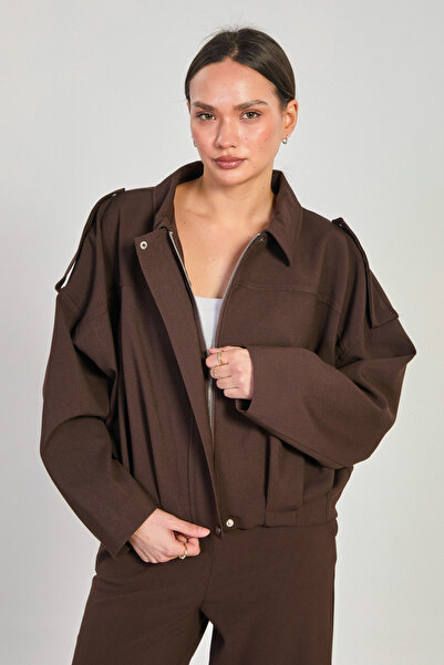 BARRELS AND OIL سترة نسائية كبيرة الحجم مع تفاصيل الكتف - بني مرير