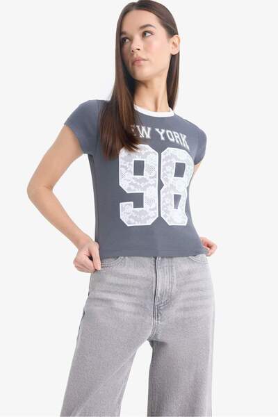 DeFacto تي شيرت بأكمام قصيرة وياقة دائرية مطبوع ريبانا F1446AX25SP