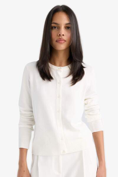 DeFacto Regular Fit Bisiklet Yaka Basic Düz Düğmeli Triko Hırka D6282AX25SP