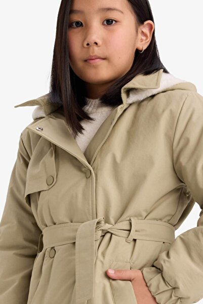 DeFacto معطف واق من المطر طويل مبطن بالفرو الصناعي مع غطاء رأس وحزام خصر للبن...