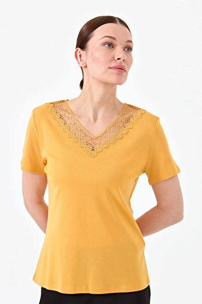 Desen Triko Γυναικείο μπλουζάκι με γιακά V με δαντέλα μουστάρδα