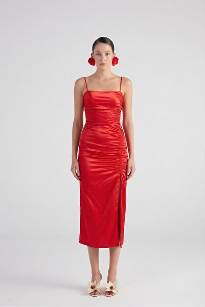 HOLLY LOLLY Saténové dipsy šaty s rozparkem červené