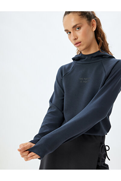 Koton سويت شيرت رياضي فضفاض بغطاء للرأس ومطبوع عليه شعار مشروط