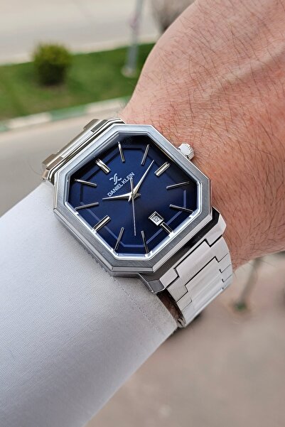 Daniel Klein ساعة يد رجالية بقرص أزرق داكن وسوار رمادي اللون قابل للتعديل