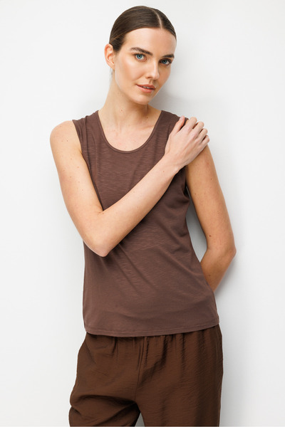 Desen Triko Γυναικείο μπλουζάκι με λαιμόκοψη με κορδόνια Basic Καφέ