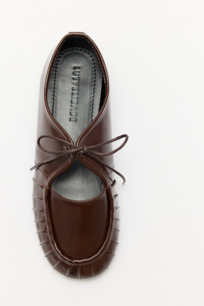 LUTVELIZADE Babet 2532 - Bağcıklı Büzgü Detaylı Acı Kahve Kadın Babet