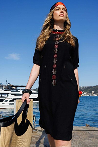 Desen Triko Жіноча сукня з вишитим коміром, чорна