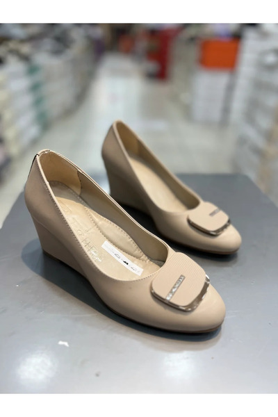 Hacıoğlu Ayakkabı حذاء نسائي كاجوال بإبزيم ونعل عريض من Punto Feta