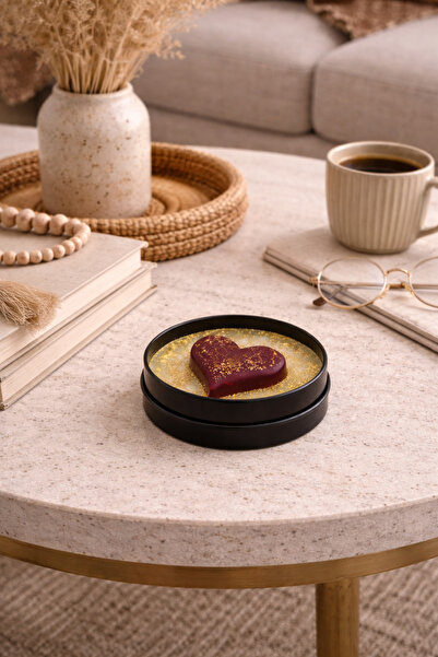 Candle d’amour Sandal Ağacı Kokulu Kalp Detaylı Teneke Mum 7 cm Doğal Soya Wax Dekoratif