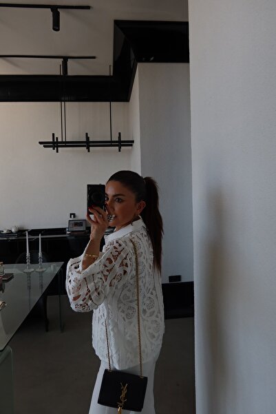 Özge Özgenç Güpür İşlemeli Tasarım Gömlek