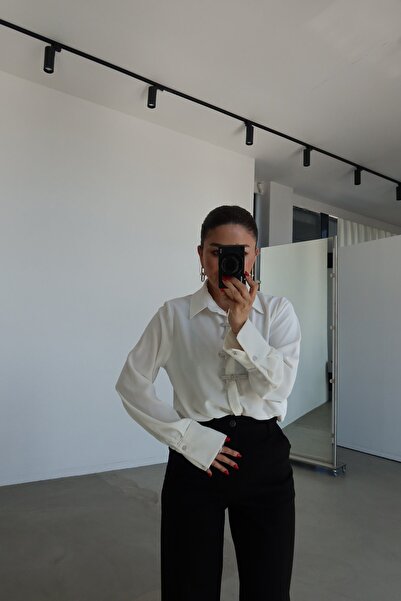 Özge Özgenç Fiyonk Aksesuarlı Gömlek