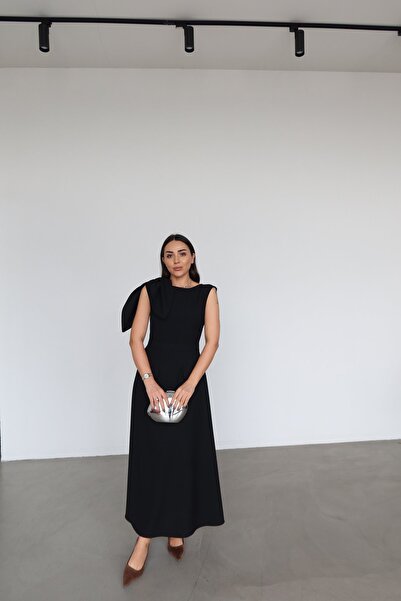 Özge Özgenç Ornamental Pocketed Dress with Binding Detail