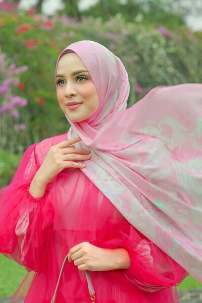Buttonscarves شال فريندشيب ساتان - بينكي باي