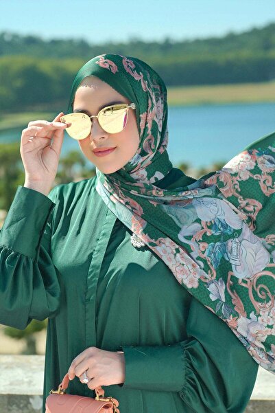 Buttonscarves شال وندرلاند الساتان - جاردن