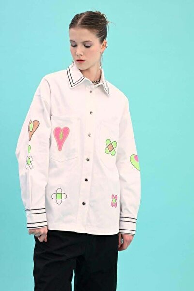 Kokoşum Butik 2706 قميص بتفاصيل مطرزة باللون الأبيض