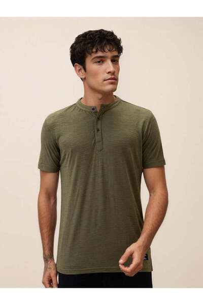 STATUS QUO تيشيرت زيتوني سادة بياقة هنلي وقصة عادية