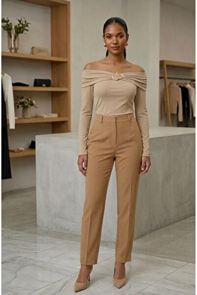 ESİLLA GİYİM Kadın Madonna Yaka Gold Toka Detaylı Uzun Kollu Esnek Bluz