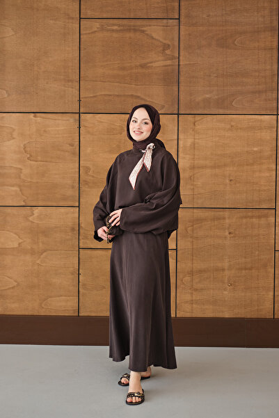 LOCCO طقم نسائي بأكمام كيب وتفاصيل وشاح على الجانب باللون البني