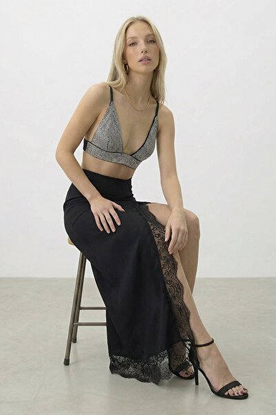 VAGGON تنورة ميدي دانتيل بتفاصيل دقيقة وشق جانبي