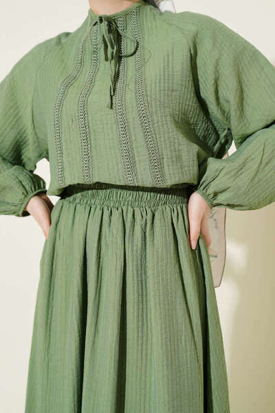 Burcia طقم مكون من قطعتين مع تنورة ذات شريط أمامي دانتيل