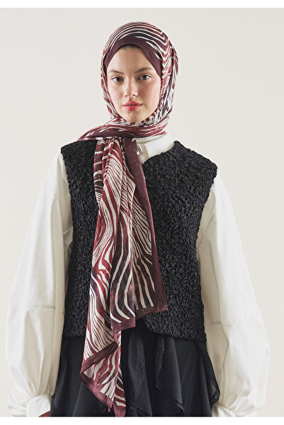 Fresh شال رامي بنمط الحمار الوحشي البري باللون الأحمر الداكن