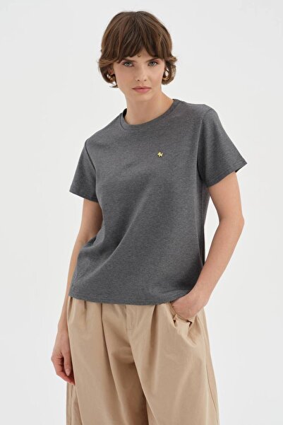 tw3 Γυναικείο κοντομάνικο μπλουζάκι με σχέδιο Λεπτομέρεια με αξεσουάρ στο μπρ...