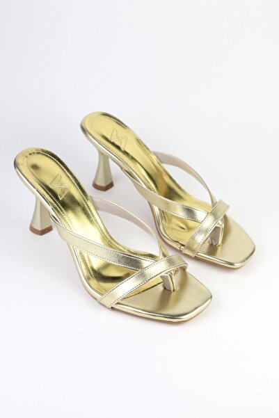 VARENZA WOMAN SHOES Γυναικείες χρυσές μεταλλικές σαγιονάρες και σανδάλια με τ...