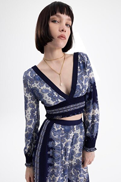 BSL Derin V Yaka Detaylı Desenli Bluz