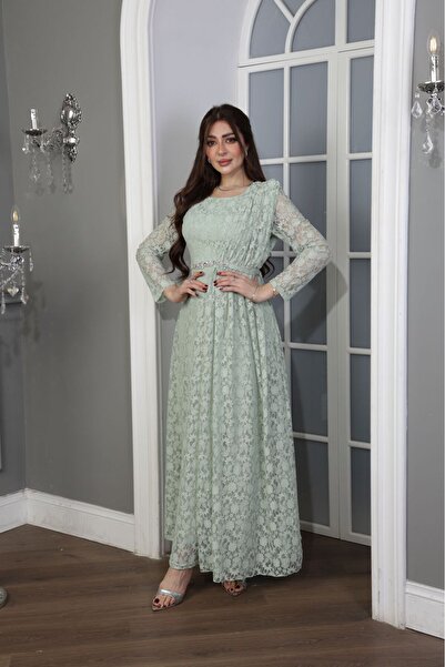 ٌRominz fashion إطلالة العيد: فستان دانتيل بتصميم كلاسيكي